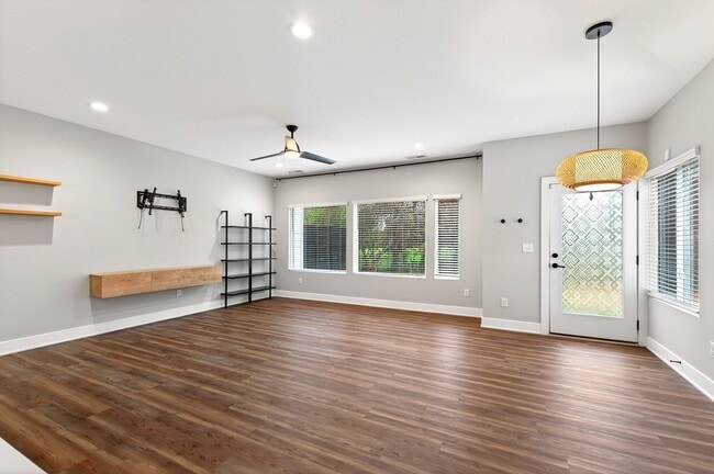 Building Photo - Modern 3BR Townhome in Millbank Village!