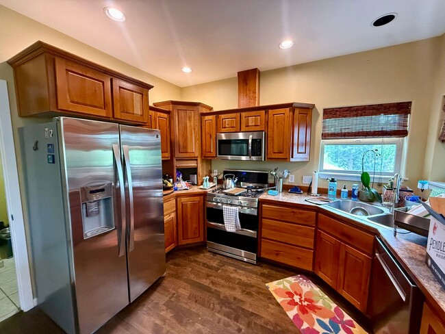Building Photo - Spacious 4 Bed 3.5 Bath Home in Frenchtown!