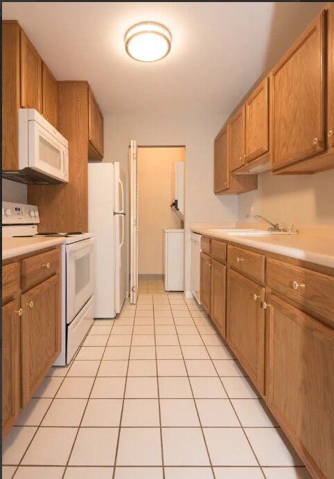 Building Photo - 920 N Lakeside Dr