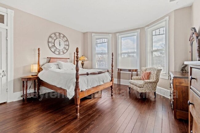 Building Photo - 338 Main St