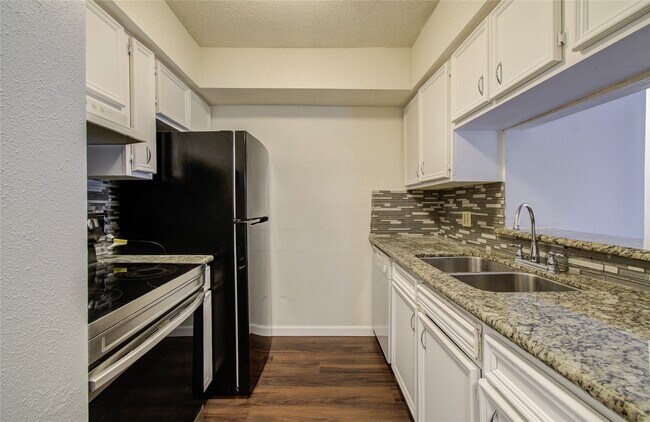 Building Photo - 2800 Jeanetta St