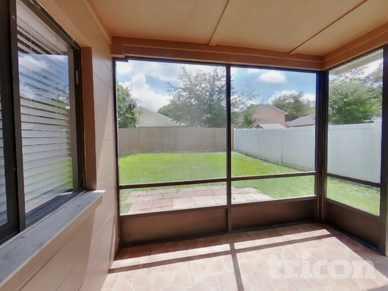 Building Photo - 1620 Spinning Wheel Dr