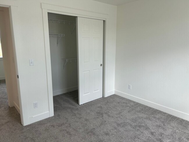 Building Photo - First Month Free   Newly Built Townhouse