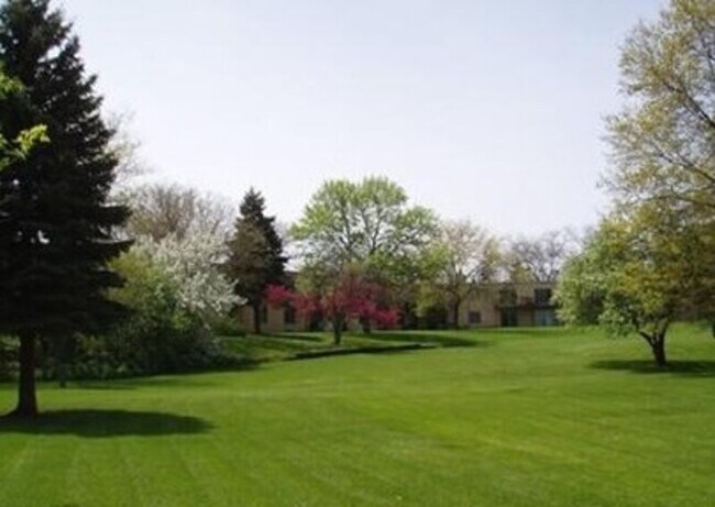 Building Photo - 103 N Milwaukee Ave