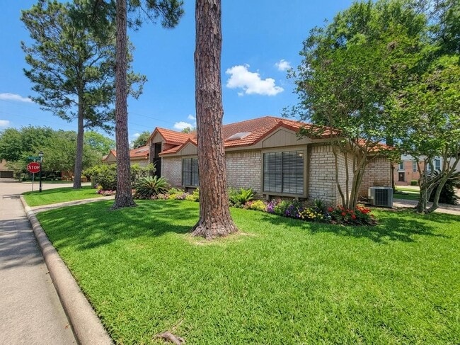 Building Photo - 12800 Briar Forest Dr