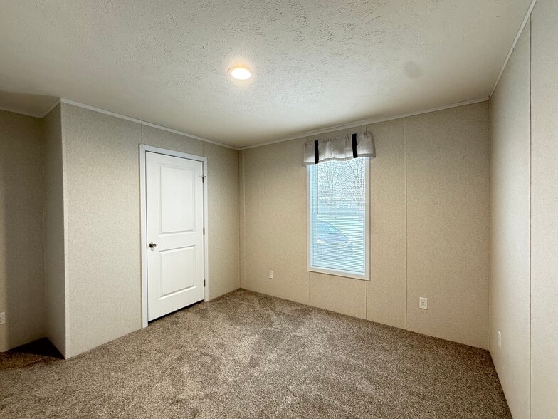 Building Photo - 29909 Flushing Dr