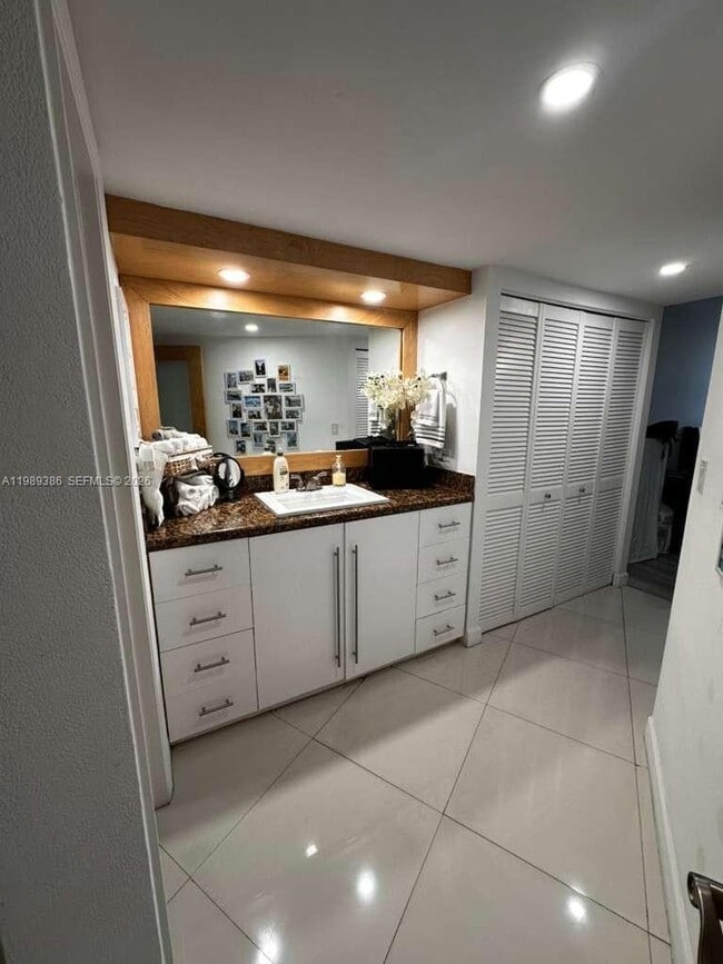 Building Photo - 3401 N Country Club Dr