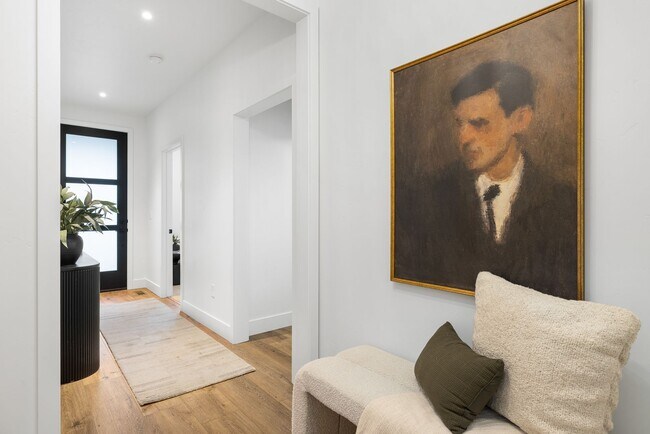 Building Photo - Brand New Luxury Duplex-Top of the line finishes & walking distance to The Village.