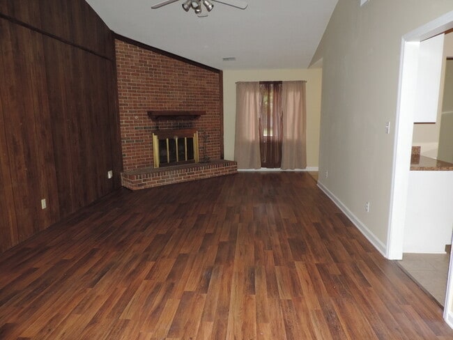 Building Photo - One story with 3 beds and 2 bath ranch hom...