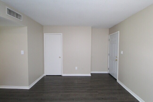 Building Photo - Don’t Miss This Updated First-Floor 1BR — Modern Upgrades, Easy Living & Prime Location Near 9 Mi...