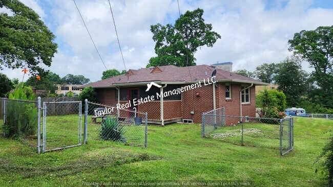 Building Photo - 3112 E 21st Ave
