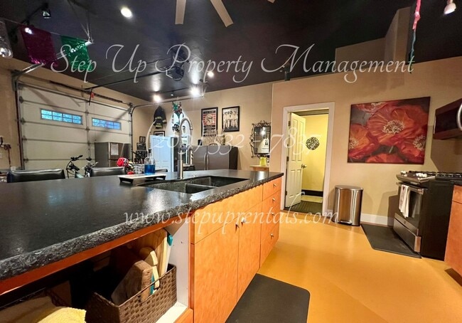 Building Photo - Fully Furnished 1 Bedroom Apartment w/ All Utilities Included!