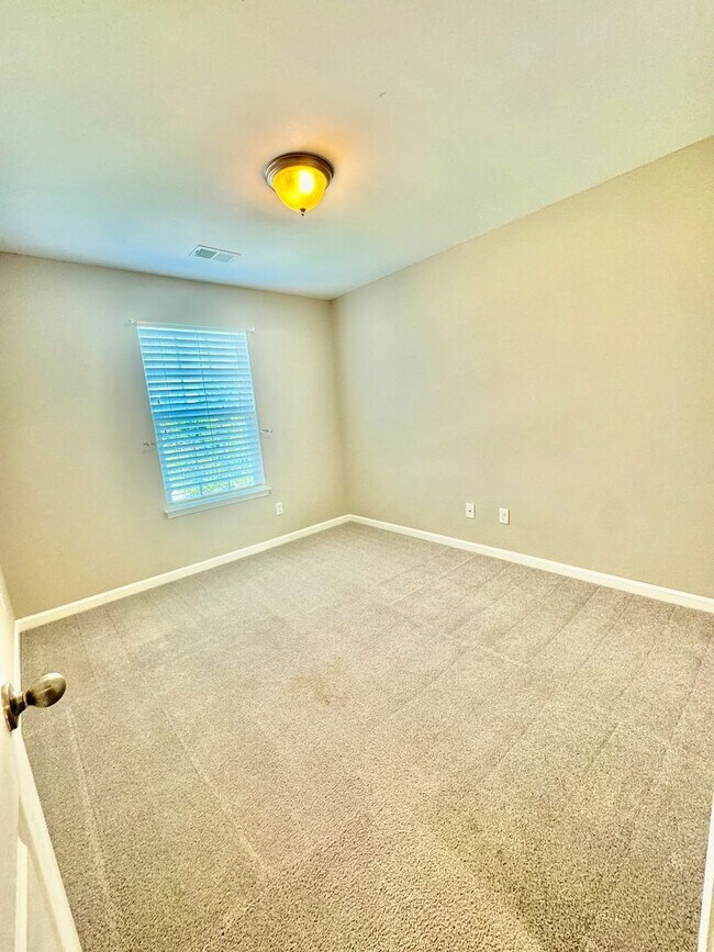 Building Photo - 3/2.5 Townhome located in Cokers Commons i...