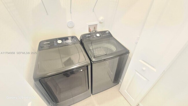 Building Photo - 226 SW 159th Ct