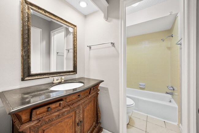 Building Photo - 2211 Turtle Creek Dr