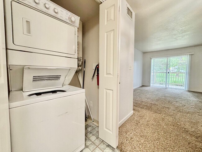 Building Photo - Charming Main floor 2 bed, 2 bath Condo