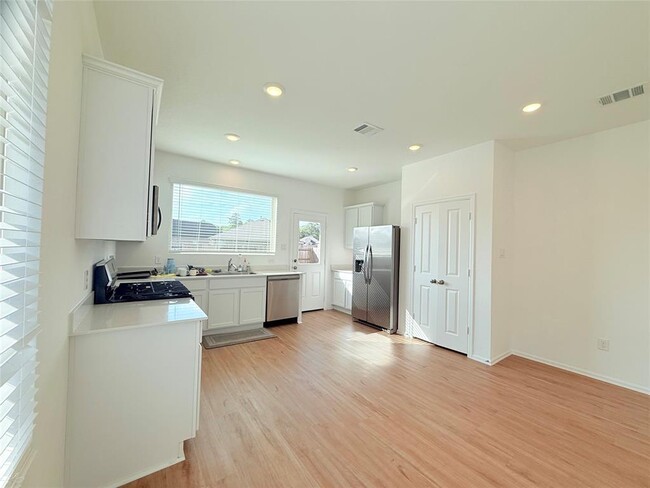 Building Photo - 6310 Barrington Clf Trl