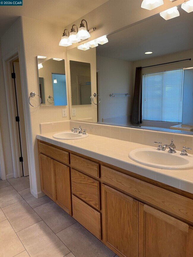 Building Photo - 2504 McLaren Ln