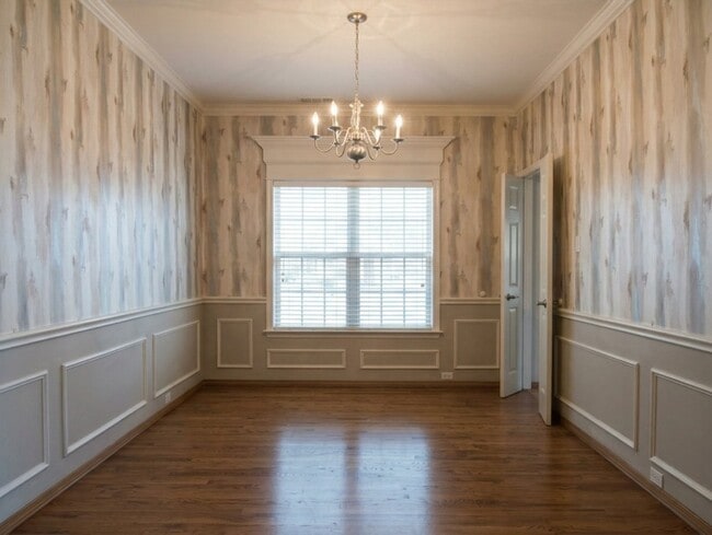 Building Photo - 2027 St Anne Dr