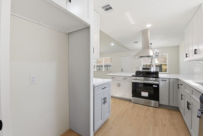 Building Photo - 7310 Sonnet Glen Ln