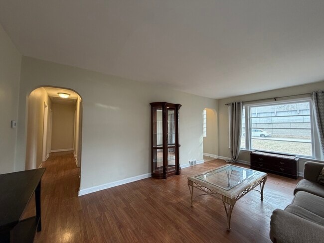 Building Photo - 538 Mills St