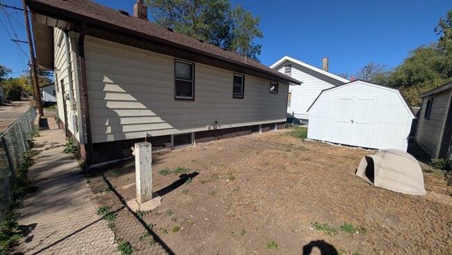 Building Photo - 2015 Bradley Ave
