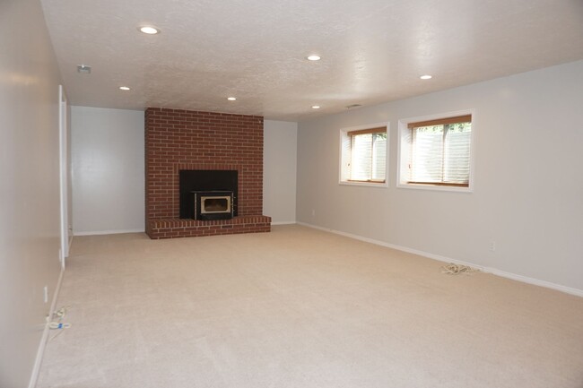 Building Photo - 5 Bedroom Sandy Home