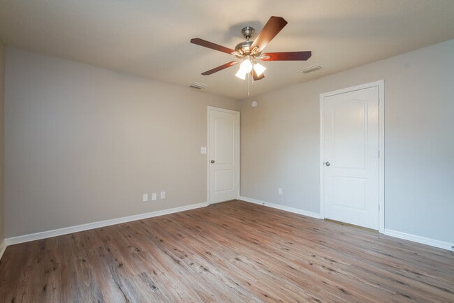 Building Photo - 402 S Dixie Dr