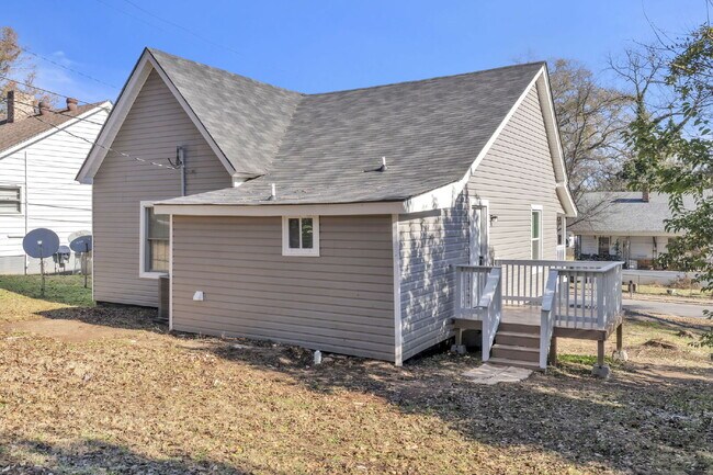 Building Photo - Cozy 2BR, 1BA Home with Spacious Yard