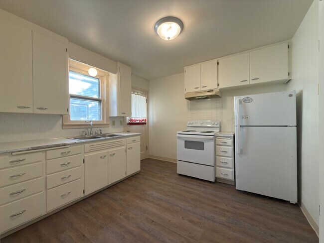 Building Photo - 320 E Indiana Ave