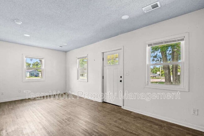 Building Photo - 3101 Azalea Dr