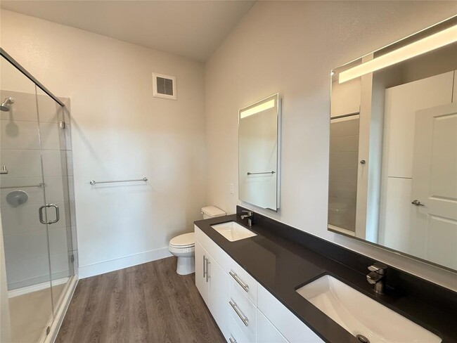 Building Photo - 641 W Crosstimbers St