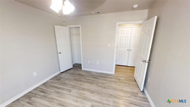 Building Photo - 130 Wind Ridge Dr