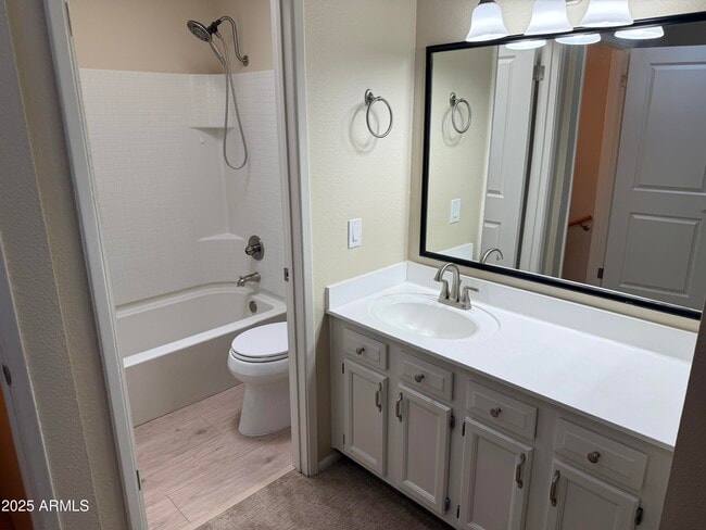 Building Photo - 850 S River Dr