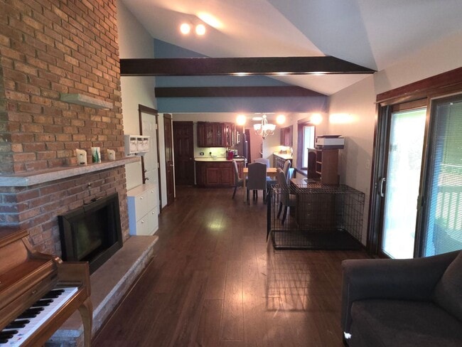 Building Photo - Updated 4 bedroom home in Merton