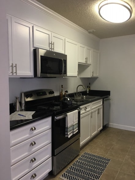 Building Photo - Chateau Manor Apartments