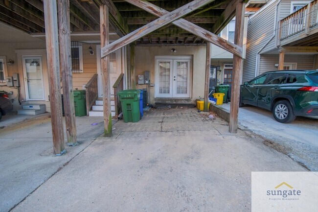 Building Photo - 615 S Glover St