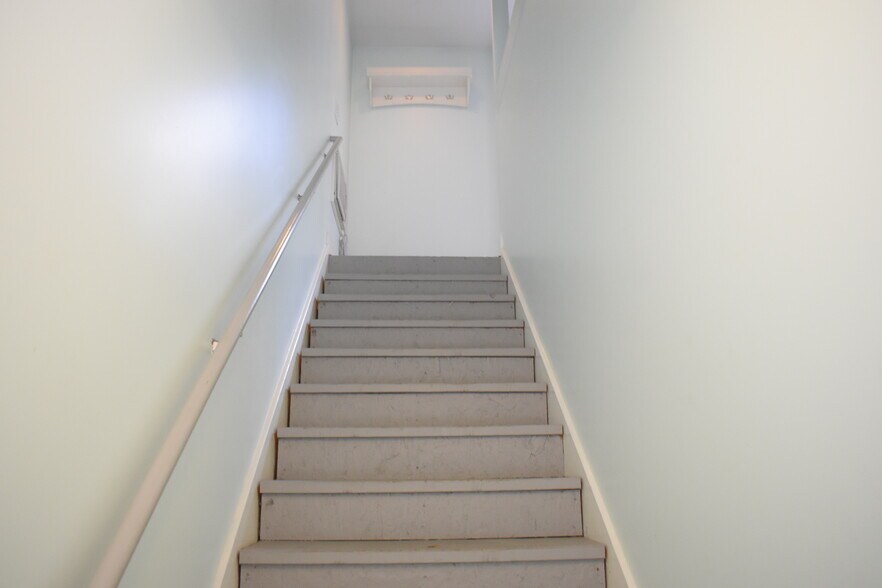 Building Photo - 393 Whisper Park Dr