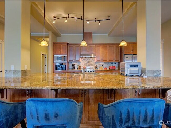 Building Photo - "Spacious 2-Bed, 3-Bath Sanctuary in Tacoma's Heart – 3,243 Sq Ft of Luxury Living!"