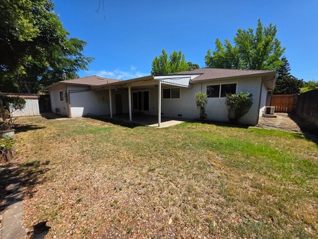Building Photo - Single story home close to freeway access!