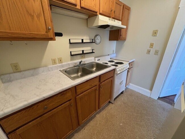 Building Photo - 166 Church St