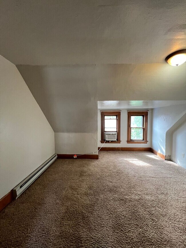 Building Photo - Charming 4 Bed 2 Bath in Gonzaga!!