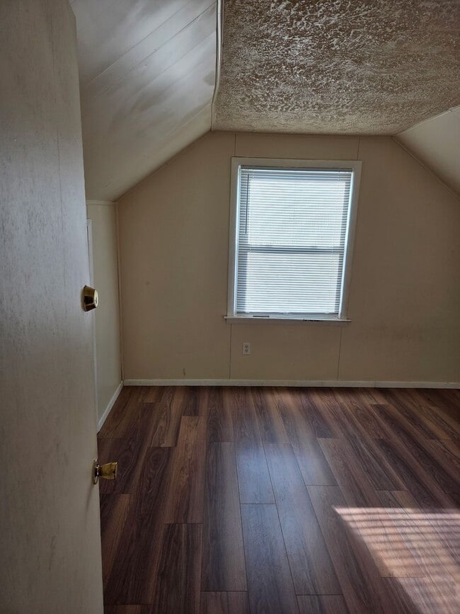 Building Photo - Large 4-Bedroom Single Family Home, Quiet Neighborhood. Available January 1st!