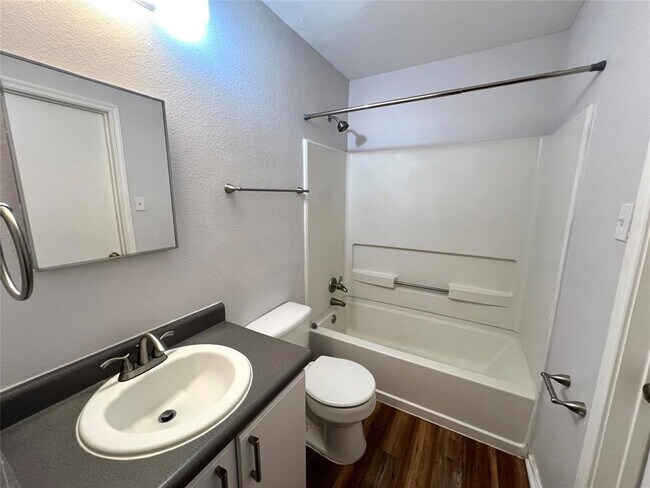 Building Photo - 2423 Glen Field Dr