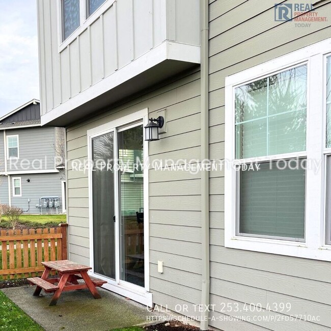 Building Photo - 3 Bedroom 2.5 Bathroom Townhouse with Gara...