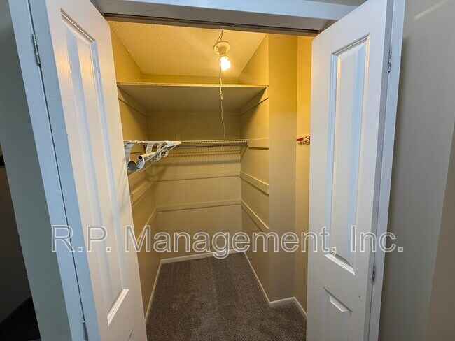Building Photo - 555 Lake Cove Ct
