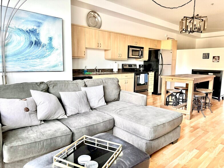 Building Photo - 889 Date St