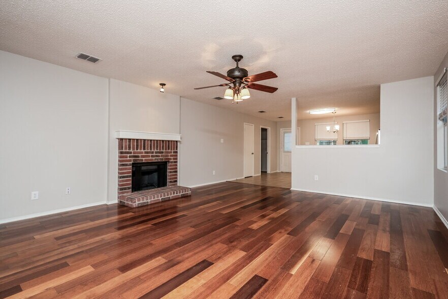 Building Photo - 1901 Lariat Dr