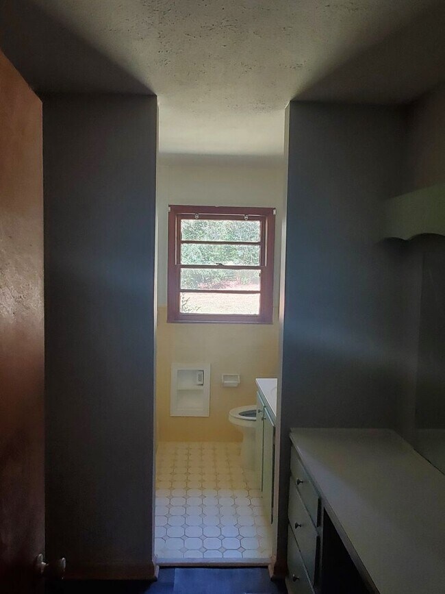 Building Photo - Cozy Three Bedroom Home!