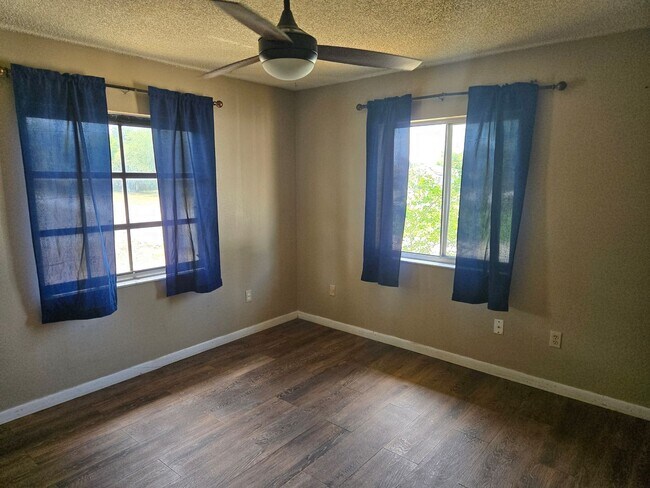 Building Photo - Your Perfect Home Awaits!